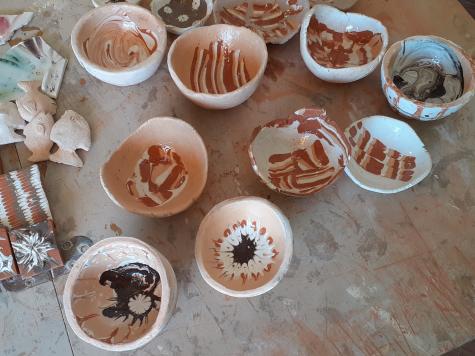 Piattini di diverse misure , fatti e decorati con tre tipi di terre