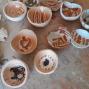 Piattini di diverse misure , fatti e decorati con tre tipi di terre